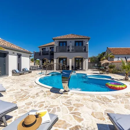 Dalmatinac Villa *